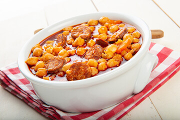 Garbanzos con chorizo comida casera tradicional española