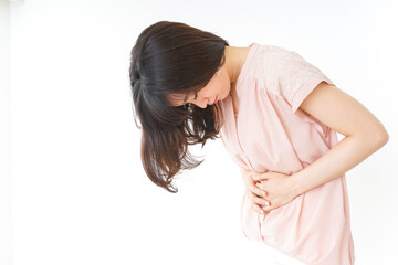 腹痛苦しむ若い女性客