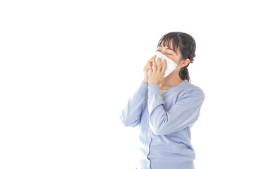 花粉症に苦しむ若い女性