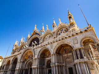 Fototapeta na wymiar Facade of San Marco basilica in Venice