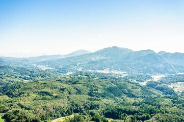 山の裾野に広がる森