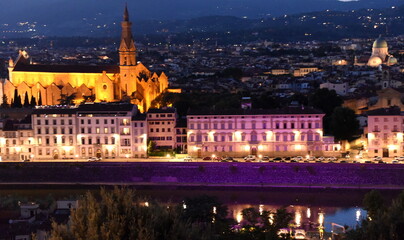 Nachts am Ufer des Arno mit der beleuchteten Kirche Santa Croce