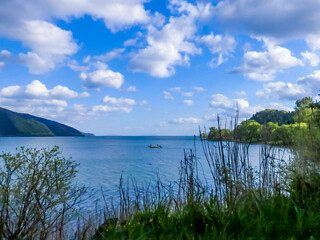 奥琵琶湖にぽっかり浮かぶ舟が見える　快晴の湖西、湖北のドライブ　琵琶湖の原風景