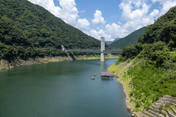 山間のダム湖に架けられた橋