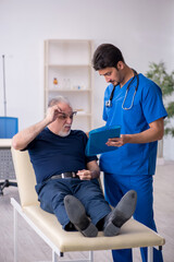 Obraz premium Old man visiting young male doctor