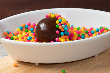 Making colorful granulated brigadier (brigadeiro).