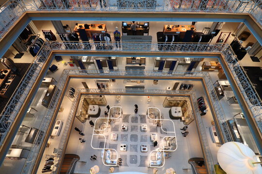 La Samaritaine, grand magasin de produits de luxe, intérieur du centre commercial, ville de Paris, France