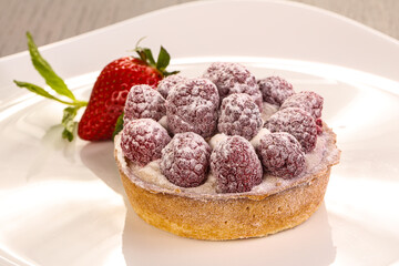 Sweet Round tart with raspberry