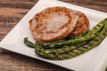 Grilled tuna steak with asparagus