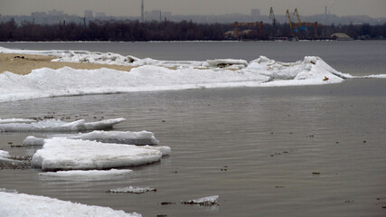 Połamane kawałki lodu przy brzegu rzeki Dniepr, Ukraina