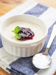 ブルーベリージャムを添えたミルクプリン