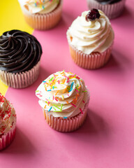 Cupcakes arranged diagonally in a solid background