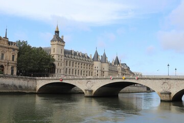 Le pont au Change sur le fleuve Seine, avec la Conciergerie en arri&egrave;re plan, ville de Paris, France