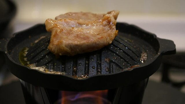 ジンギスカンの動画。一人用ジンギスカン鍋で焼いてるラム肉。