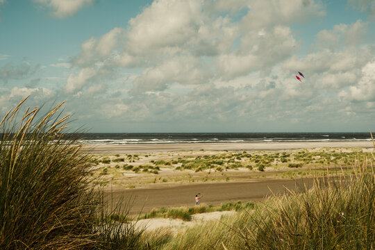 Am Strand von Terschelling l&auml;&szlig;t eine Person einen Drachen steigen