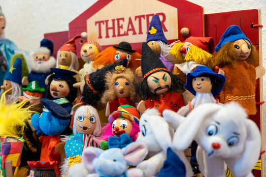 Viele Handpuppen eines Kasperletheaters