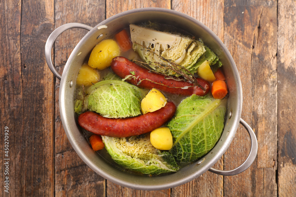 Sticker vegetable, sausage and broth with herbs