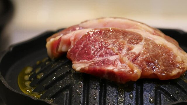 ジンギスカンのクローズアップ動画。一人用ジンギスカン鍋で焼いてるラム肉。