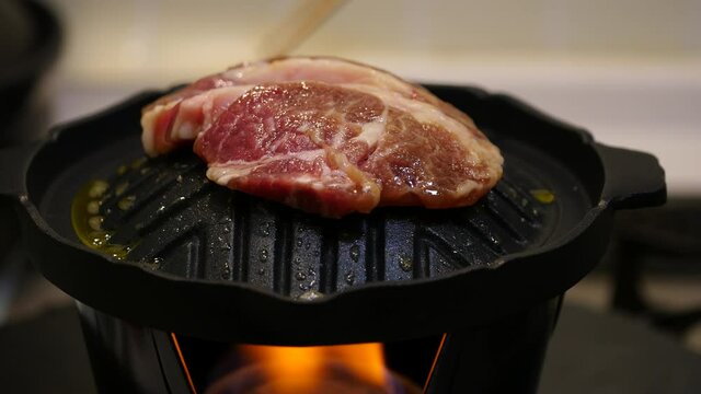 ジンギスカンの動画。一人用ジンギスカン鍋で焼いてるラム肉。