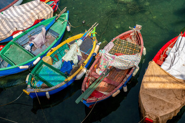 małe kolorowe łodzie rybaków w porcie, Giocinazzo, Puglia, Włochy - obrazy, fototapety, plakaty