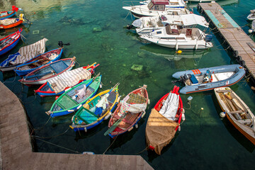 małe kolorowe łodzie rybaków w porcie, Giocinazzo, Puglia, Włochy