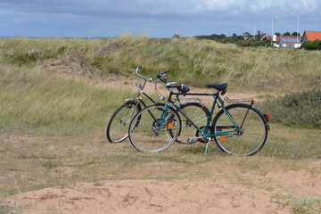 Fototapeta premium Deux vélos sur une dune proche de la plage et de la mer entre Malmö et Göteborg en Suède