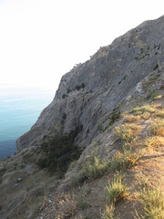 Wystające fragmenty skał na tle morza Czarnego, Krym, Ukraina