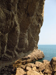 Jaskinia w skale nad morzem Czarny, Krym, Ukraina - obrazy, fototapety, plakaty