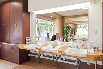 介護施設の手すりが付けられた洗面台