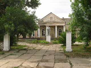 Opuszczony pałac kultury z statuą Lenina, Ukraina © vofchok