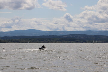Łódź motorowa na Jeziorze Nyskim © Monika