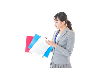 オフィスで書類を確認する若いビジネスウーマン