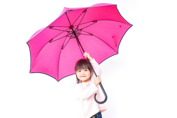 傘をさす子ども