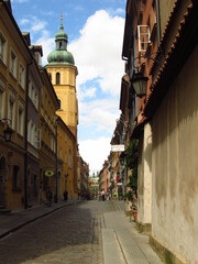 Wąska uliczka w Warszawie w starym mieście, Polska