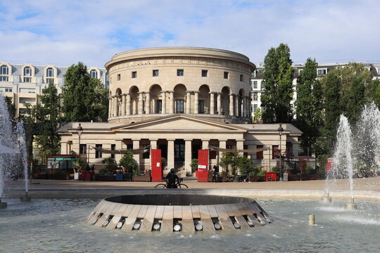 La rotonde de la Villette, construite au 18eme siecle, ancienne barri&egrave;ee de perception des impots et actuellement restaurant et galerie d'art, vue de l'exterieur, ville de Paris, France
