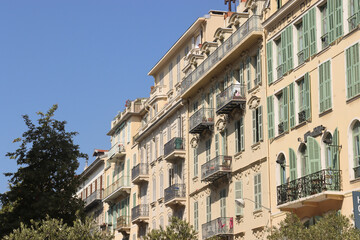 Sanierte Altbauten des 19. Jahrhunderts im Viertel Jean-Médecin und in der Innenstadt von Nizza, Frankreich