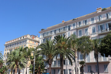 Fototapeta na wymiar Palais, Hotels und Prachtbauten an der Promenade d'Anglais in Nizza, Frankreich