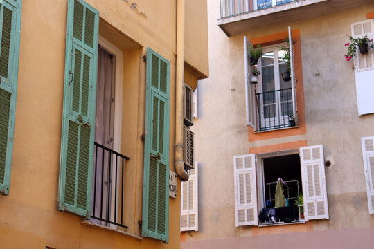 Historische Fassaden in der Altstadt von Nizza, Frankreich