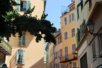 Historische Fassaden in der Altstadt von Nizza, Frankreich