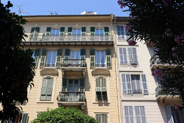 Sanierte Altbauten des 19. Jahrhunderts im Viertel Jean-Médecin und in der Innenstadt von Nizza, Frankreich