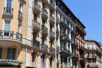 Fototapeta na wymiar Sanierte Altbauten des 19. Jahrhunderts im Viertel Jean-Médecin und in der Innenstadt von Nizza, Frankreich