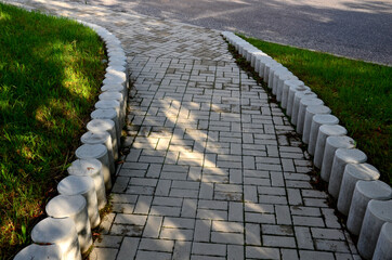 Palisade made of concrete of various shapes and profiles is widely used especially in garden architecture in solving smaller height differences, for edging raised flower beds, ornamental grassy areas.