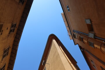 Blick nach oben aus einer Gasse in der engen Altstadt von Nizza, Frankreich