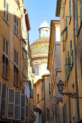 Die Kuppel der Kathedrale Sainte-Réparate in der Altstadt von Nizza