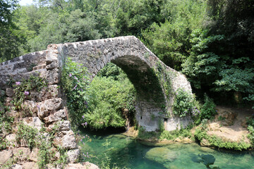 Fototapeta na wymiar Alte Brücke, die Pont des Tuves über die Siagne in der Provence, Frankreich