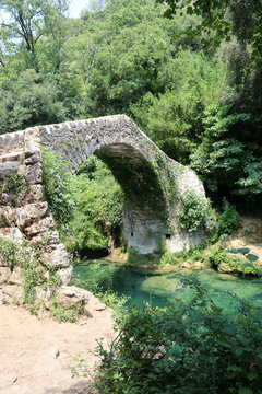 Alte Brücke, die Pont des Tuves über die Siagne in der Provence, Frankreich