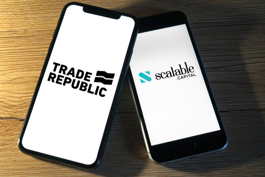 Logos der Neobroker Trade Republic und scalable capital werden auf zwei Smartphones angezeigt, Broker, Trading, Investieren, B&ouml;rsenhandel, Aktienhandel, Neobroker, 2021