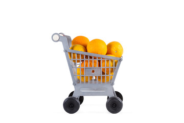 Naranjas en un carro de supermercado sobre fondo blanco liso y aislado. Vista de frente. Copy space