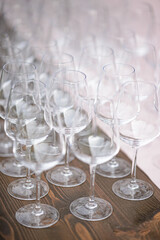Calici in cristallo vuoti isolati sulla tavola preparati  per servire le bevande