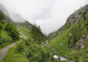 Fototapeta na wymiar Iseltrail Hochgebirgs-Etappe: Flusswandern in Osttirol mit Clarahütte von Prägraten